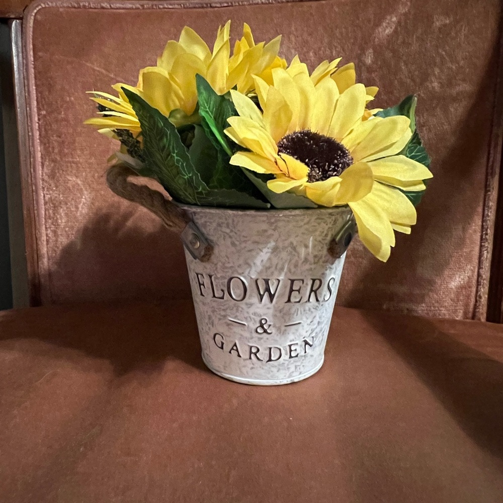Cute country chic farmhouse false sunflowers in a tin pail with rope handles.nib